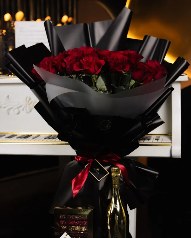 Red Aura Deluxe - set cadou: 51 trandafiri roșii cu șampanie și bomboane, 80 cm