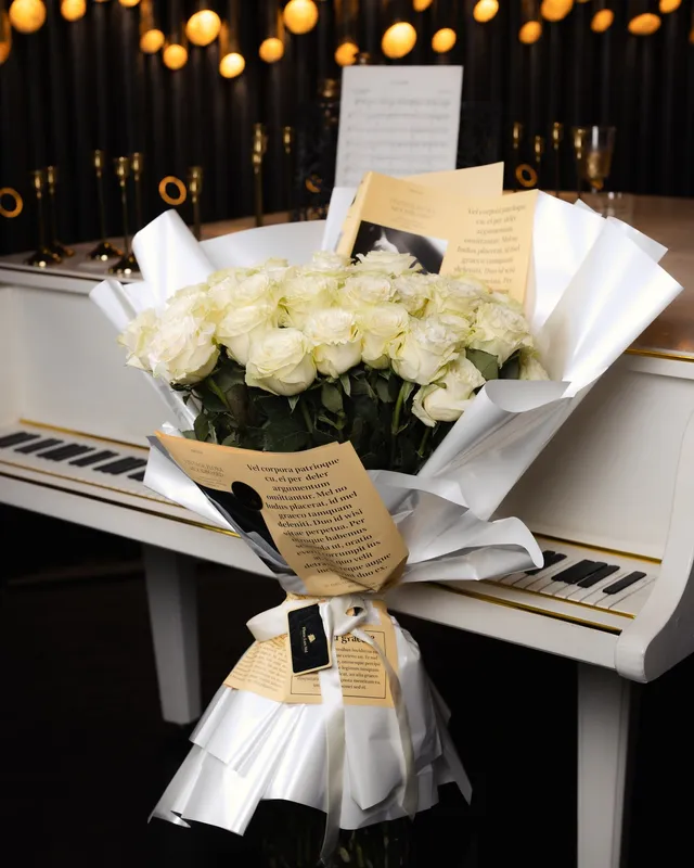 Buchet de 51 trandafiri albi în ambalaj premium, 80 cm